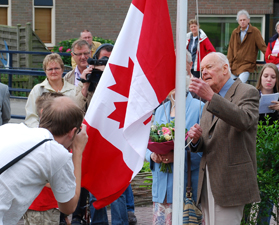 Dhr John Logan hijst de canadese vlag 